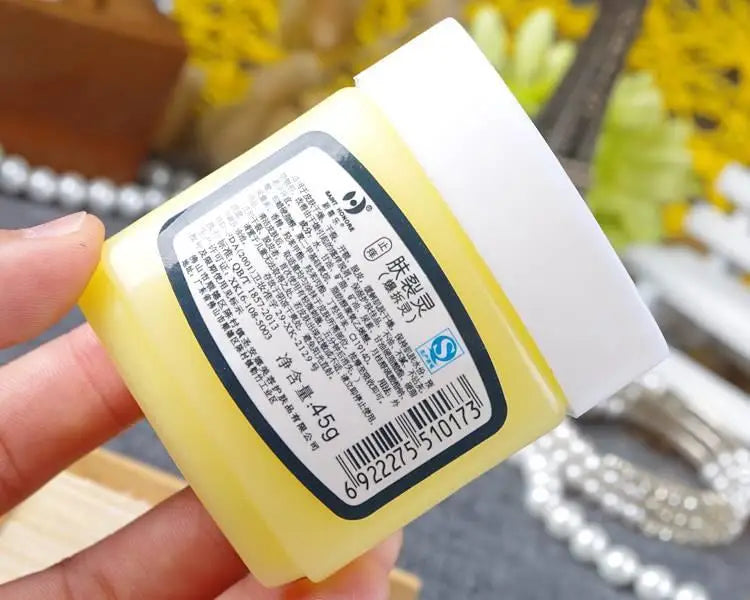 Traditional Chinese clam oil hand and foot cream, 45g, moisturizing, anti-dry, cracked heel repair, dead skin removal.