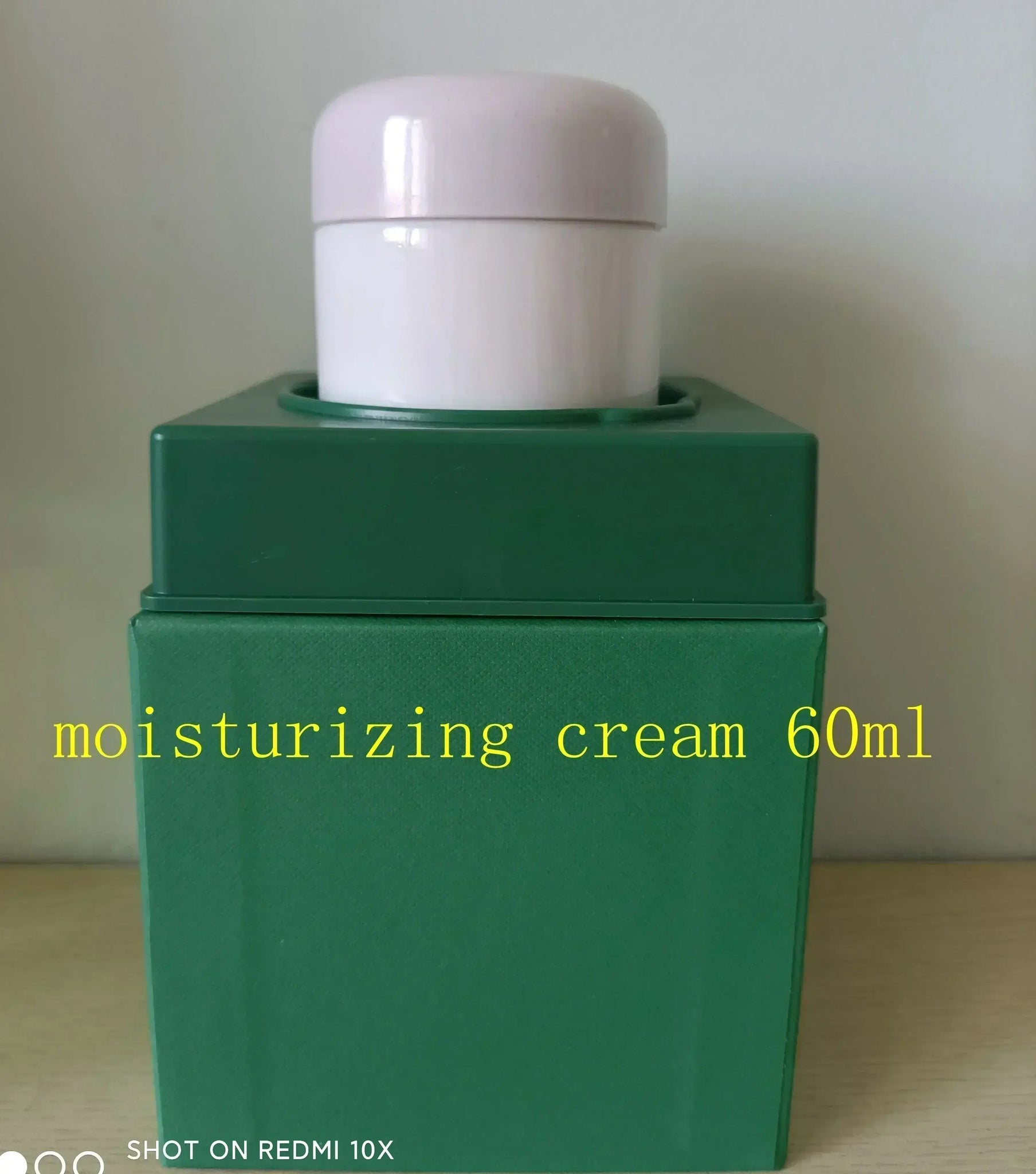 Moisturizing cream 60ml in green packaging with white cap, ideal for skincare and hydration.