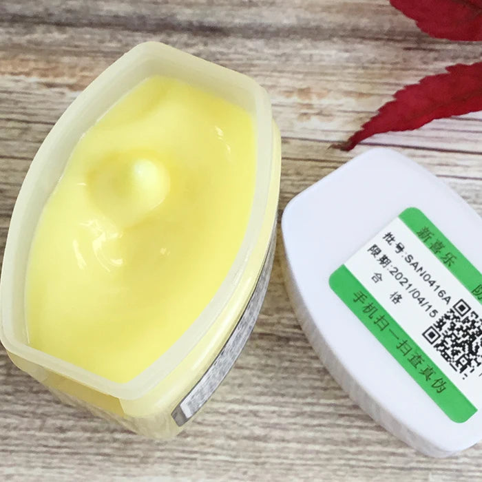 Traditional Chinese clam oil hand and foot cream in a yellow container, perfect for cracked heel repair and moisturizing.