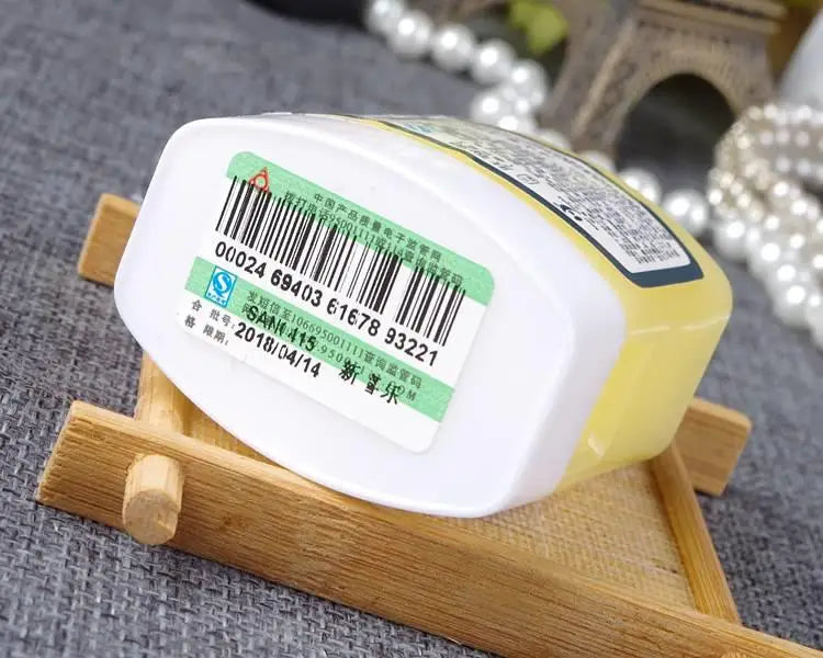 Label and barcode of 45g Traditional Chinese Clam Oil Hand&Foot Cream for moisturizing and heel repair.
